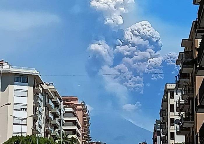 意大利埃特纳火山喷发 火山灰柱高达5千米