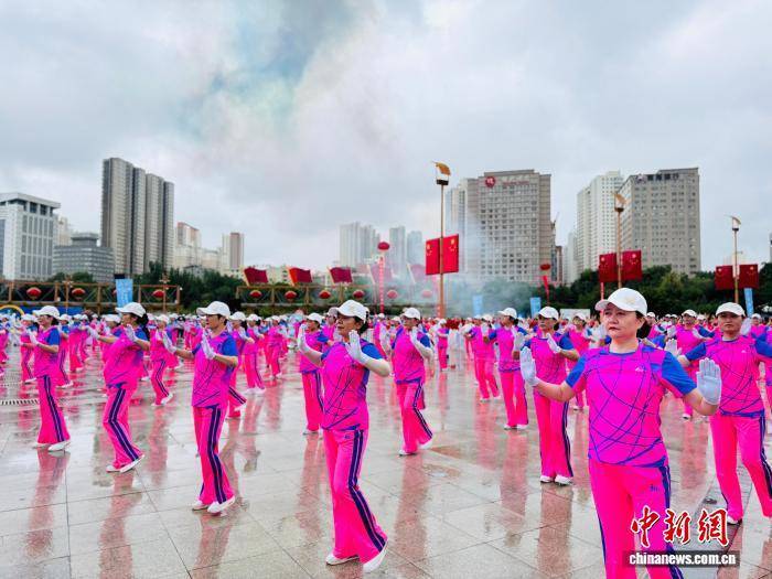 青海：传统与新兴体育项目点燃全民健身月热潮