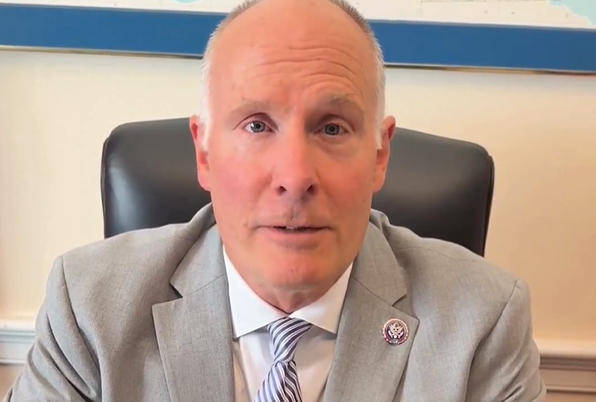 美议员出馊主意:不给稀土,就不让中国航班落地