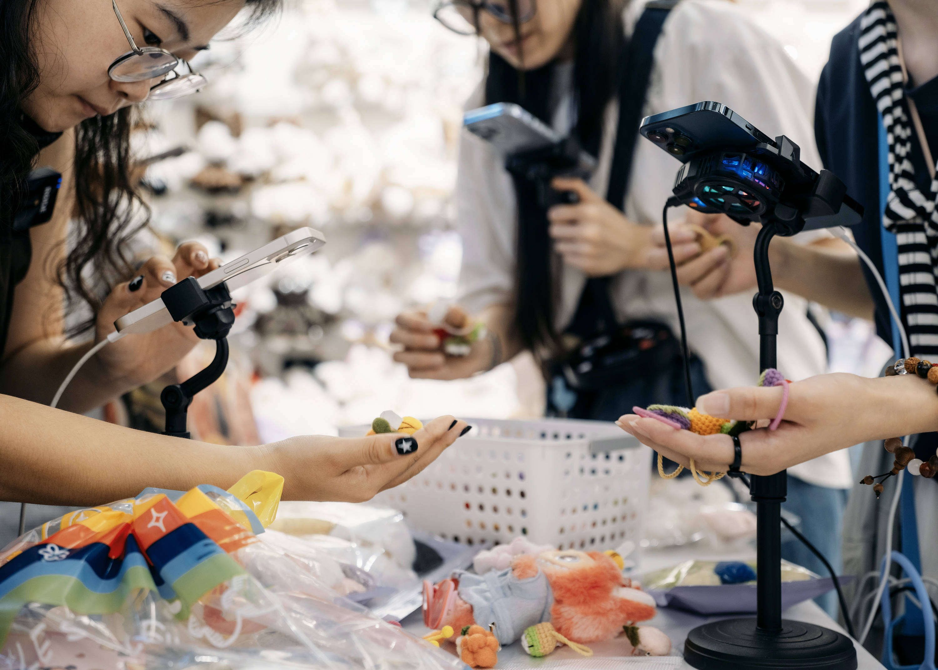 她裸辞带2万到义乌 卖玩偶衣服日入千元