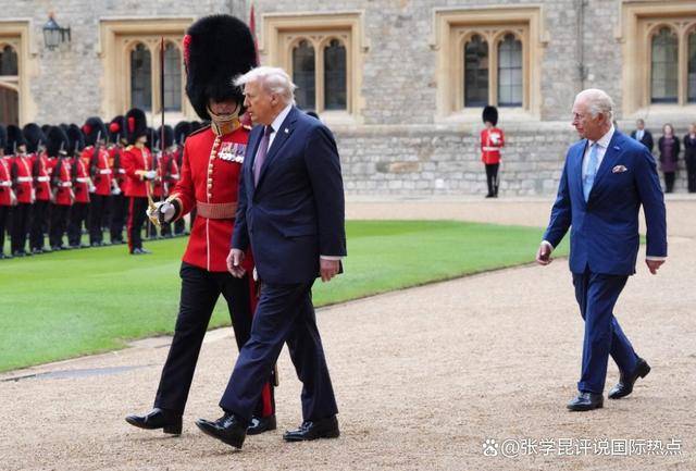 特朗普万万不会想到，他冒着生命危险访英，斯塔默还给了他一巴掌