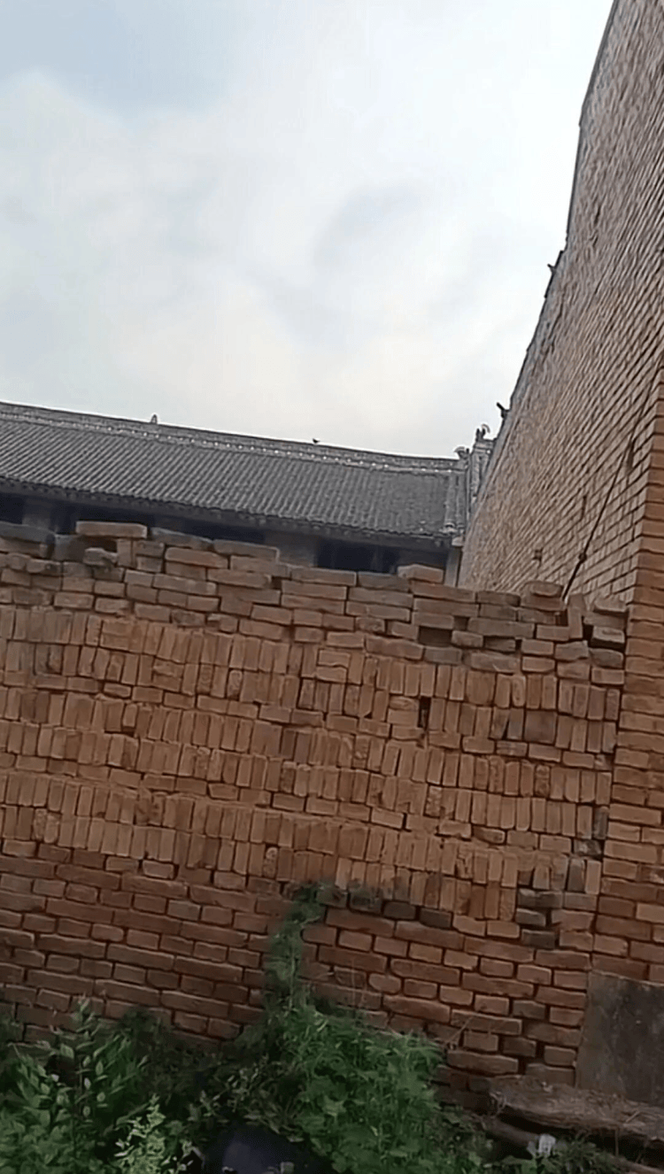 监控曝光!山西一男子因前女友拒复合持刀闯入家中,女子哥哥在家门口遇害,案件近日将开庭