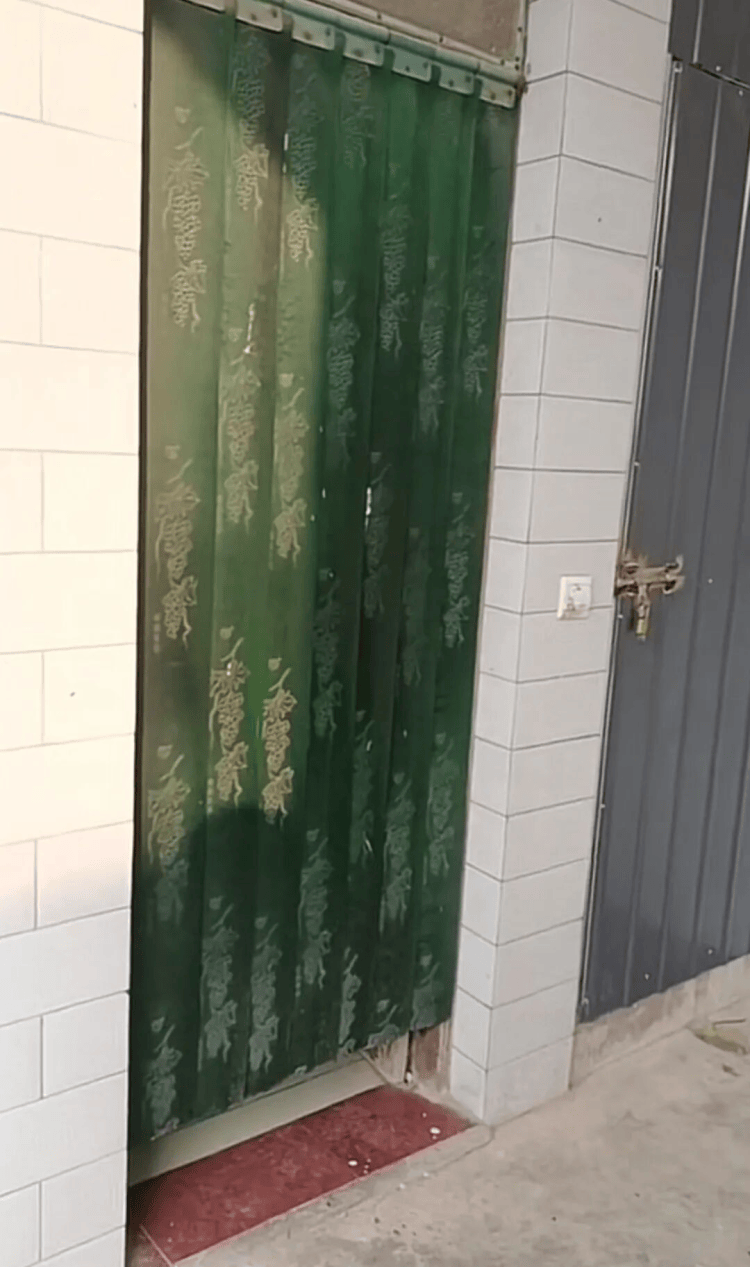 监控曝光!山西一男子因前女友拒复合持刀闯入家中,女子哥哥在家门口遇害,案件近日将开庭