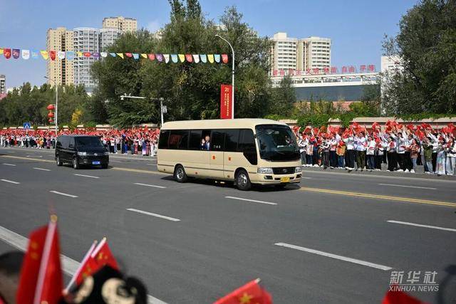 习近平率中央代表团抵达乌鲁木齐出席新疆维吾尔自治区成立70周年庆祝活动