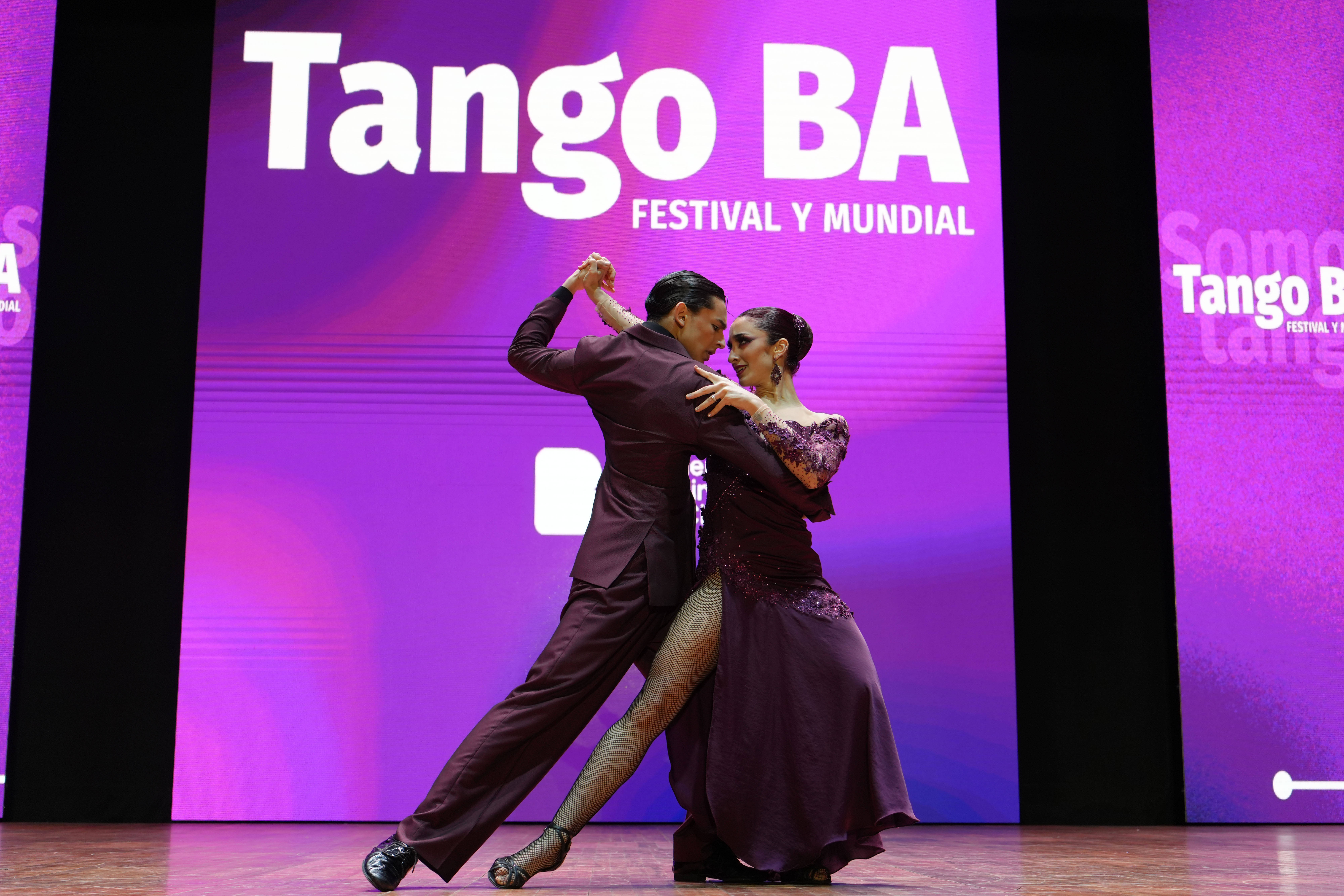 (体育)2025探戈世界杯在阿根廷首都闭幕