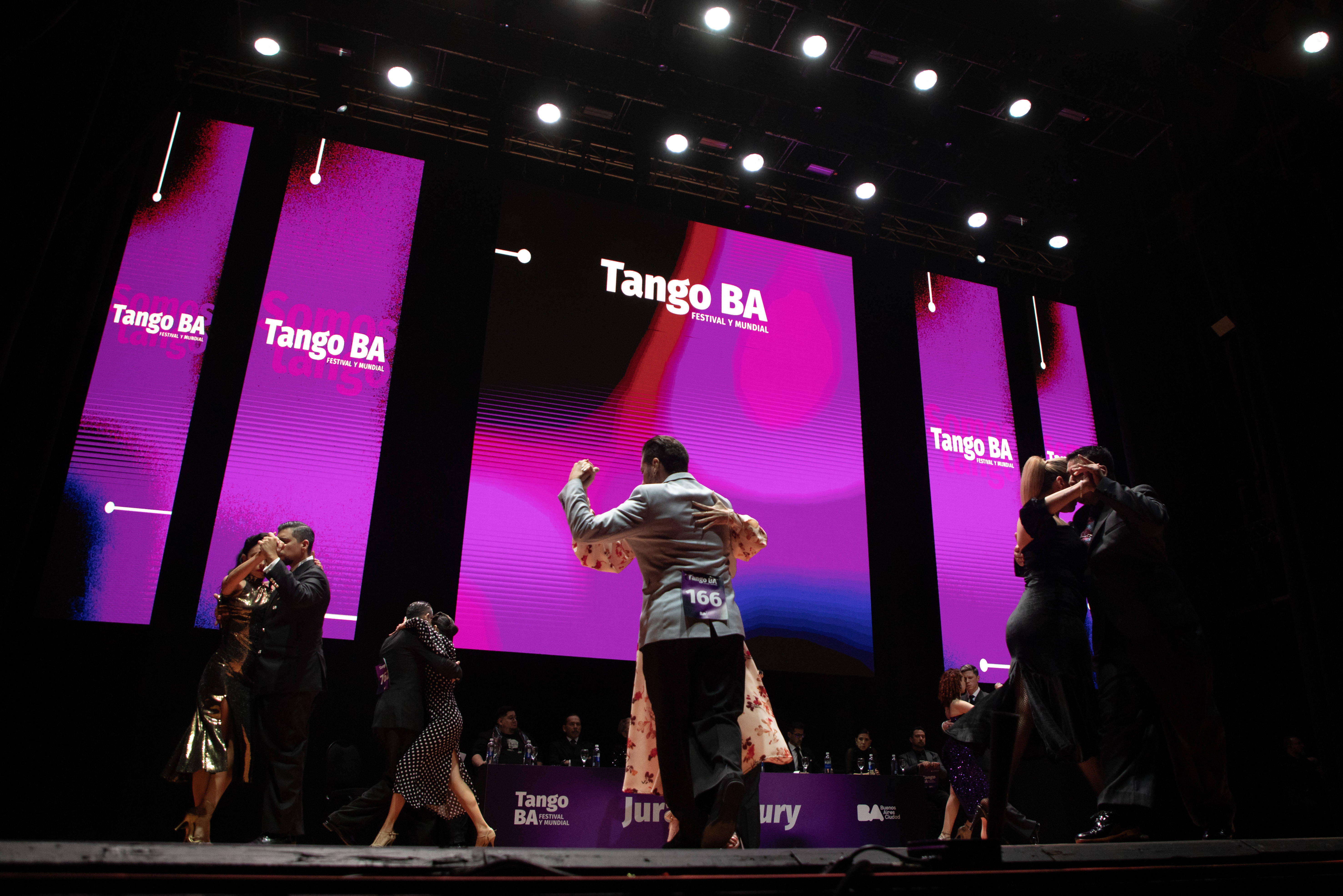 (体育)2025探戈世界杯在阿根廷首都闭幕