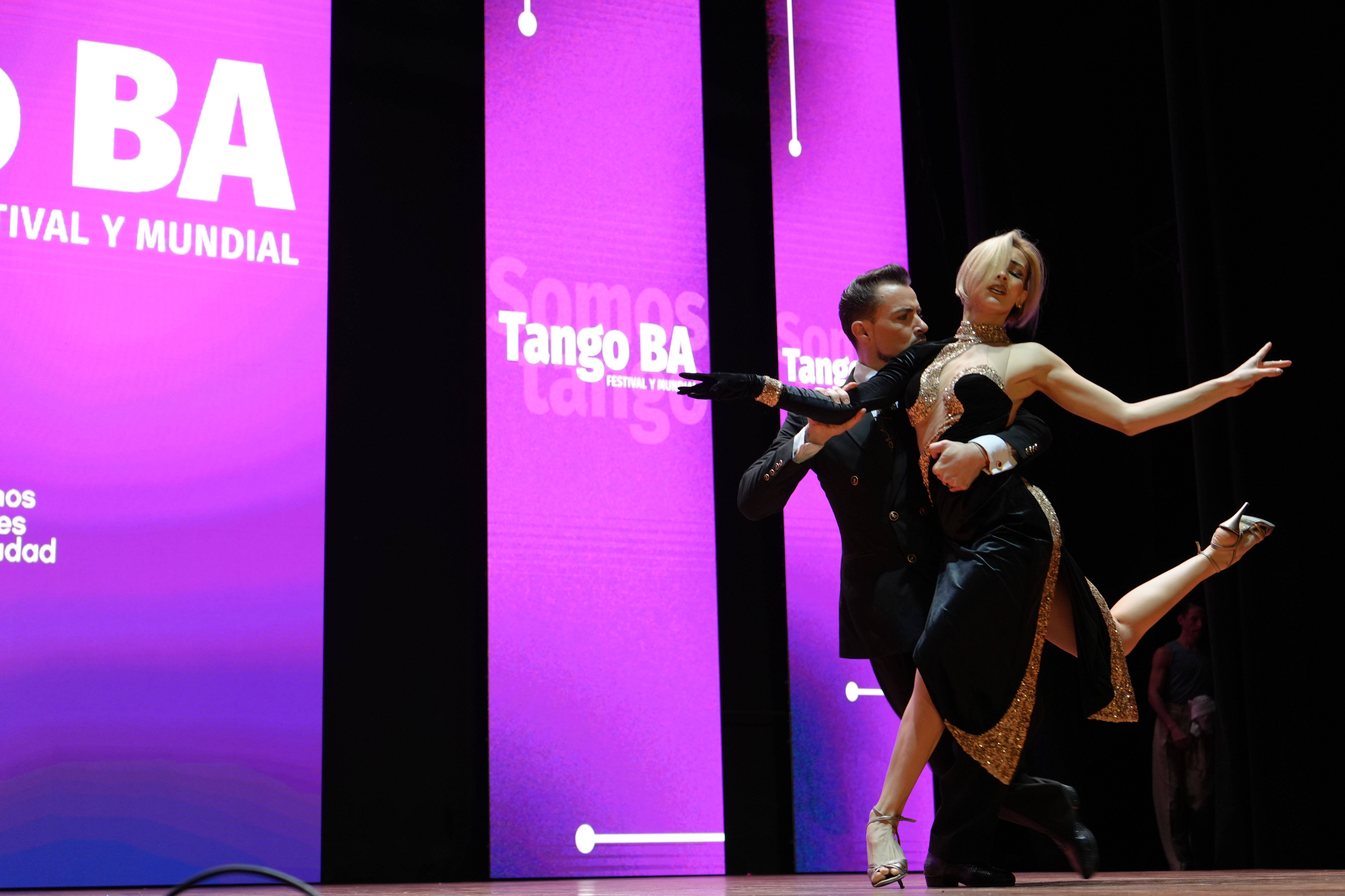 (体育)2025探戈世界杯在阿根廷首都闭幕