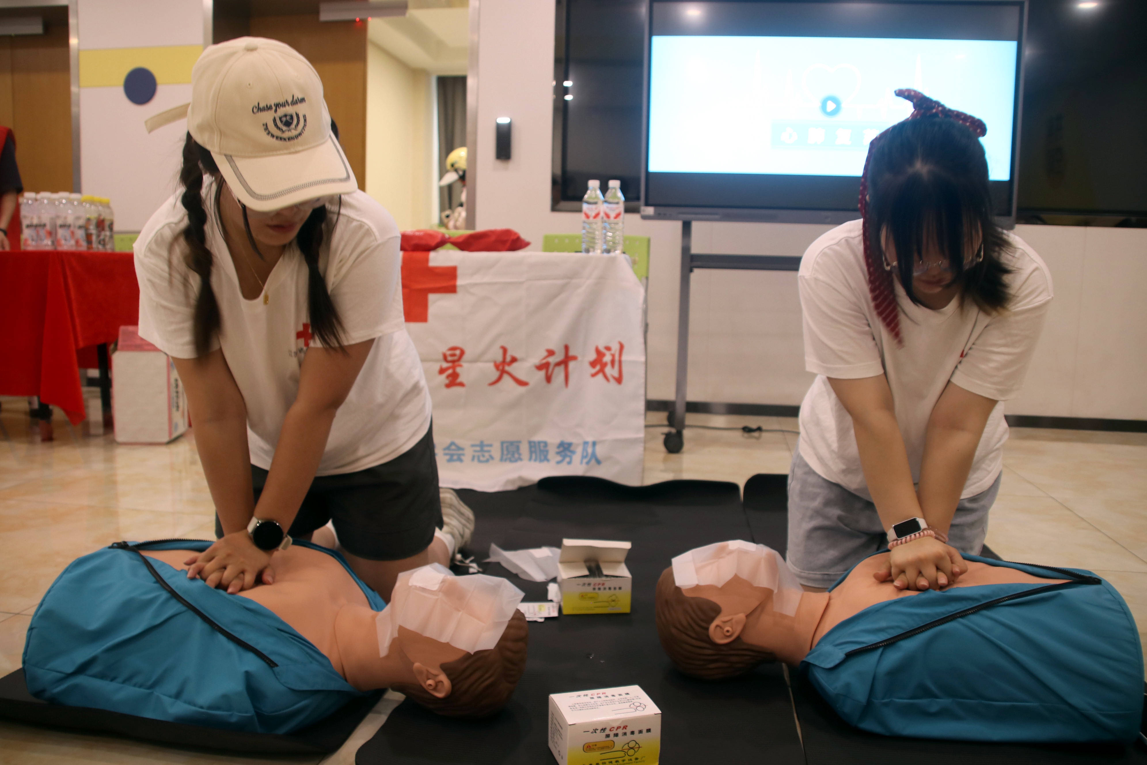 苏州大学体育学院“救”在当下“康”护万家志愿服务团队开展心肺复苏教学体验活动