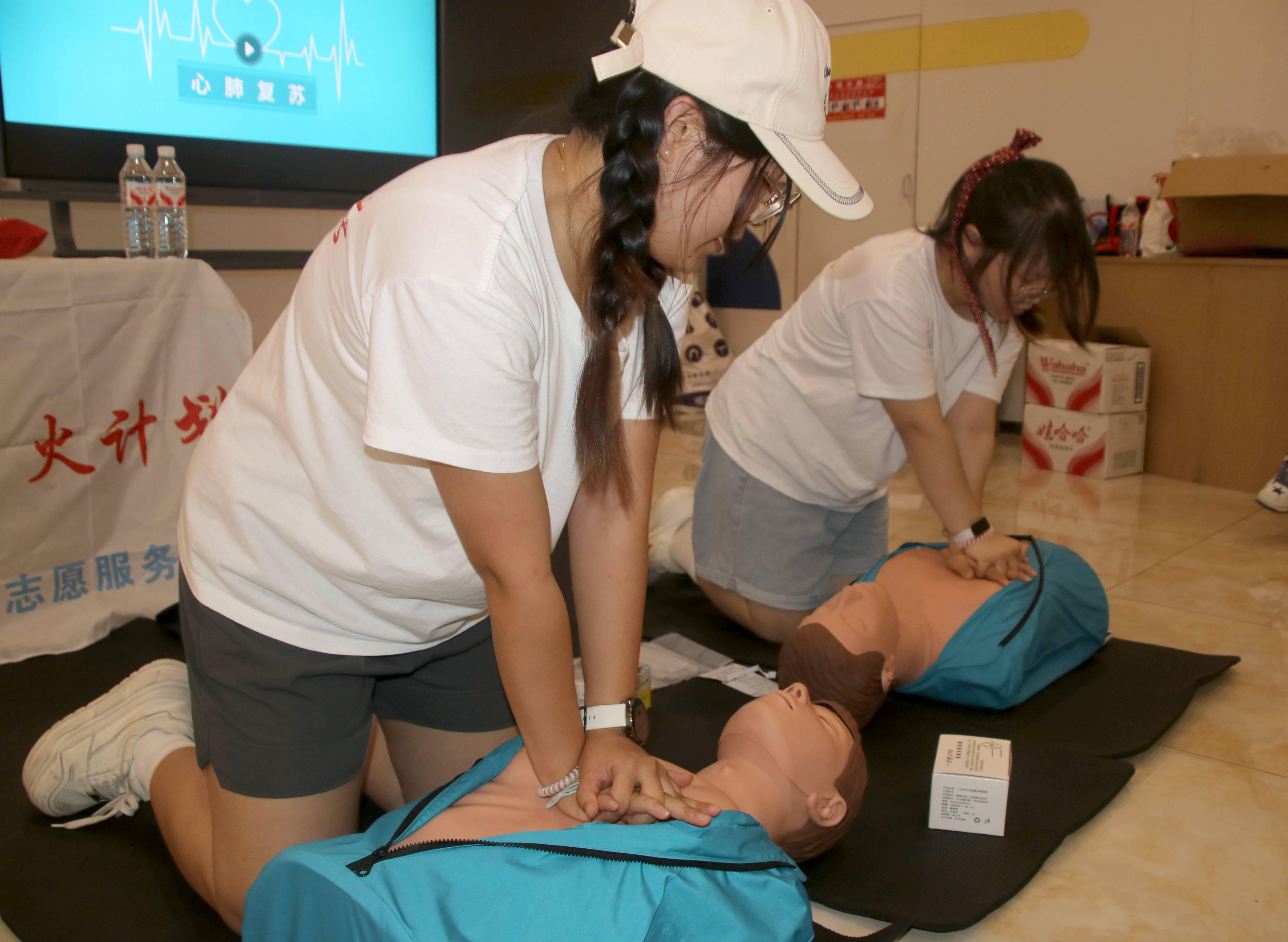 苏州大学体育学院“救”在当下“康”护万家志愿服务团队开展心肺复苏教学体验活动
