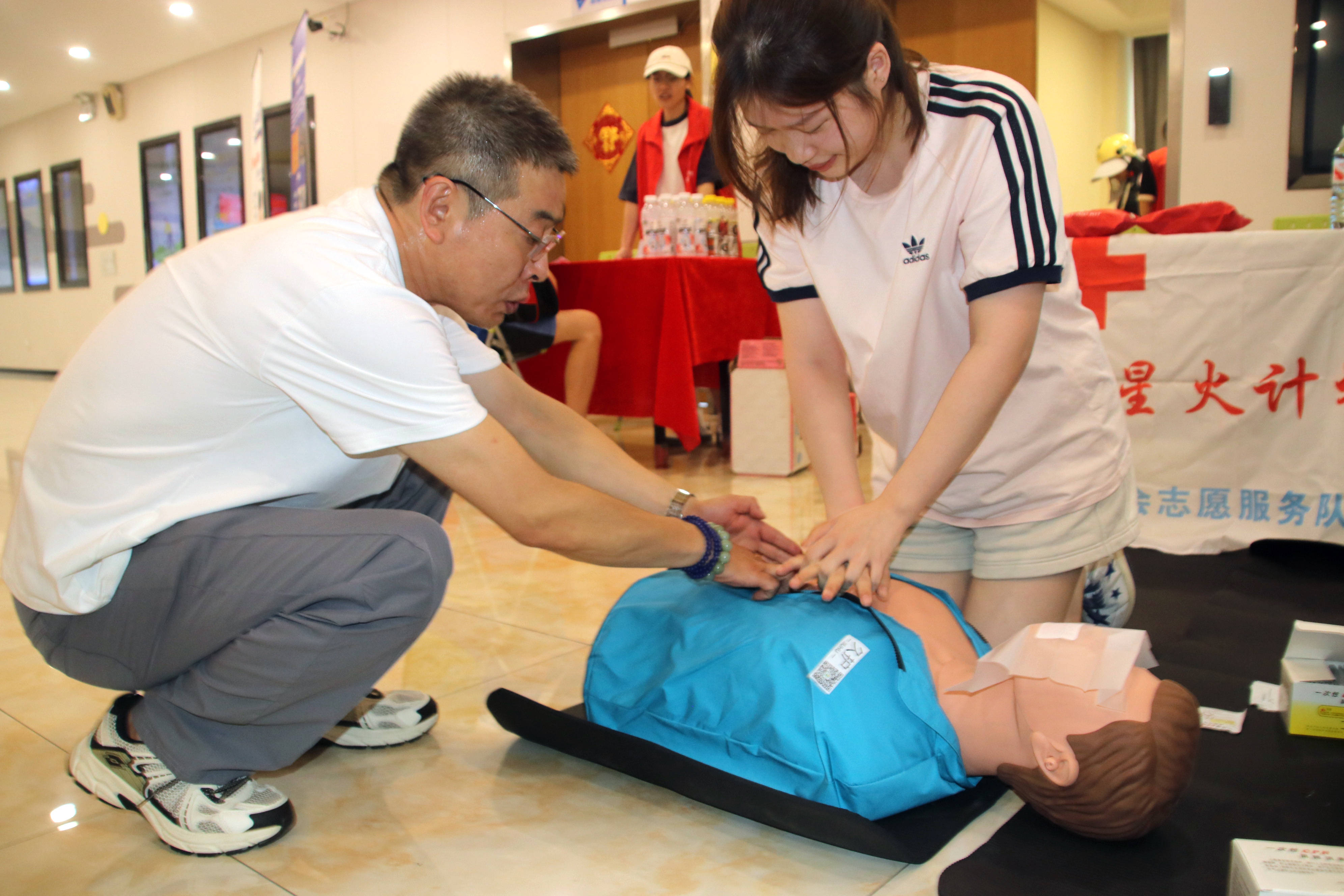 苏州大学体育学院“救”在当下“康”护万家志愿服务团队开展心肺复苏教学体验活动