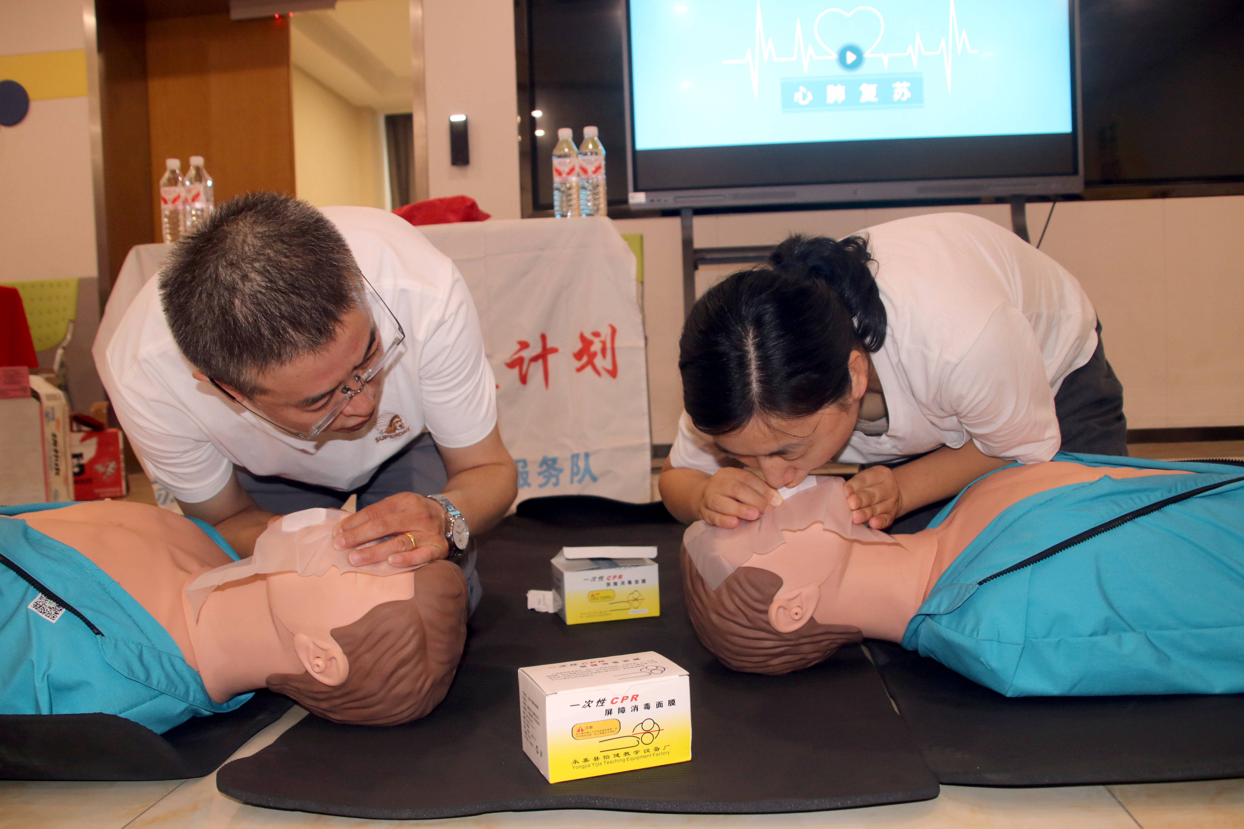 苏州大学体育学院“救”在当下“康”护万家志愿服务团队开展心肺复苏教学体验活动