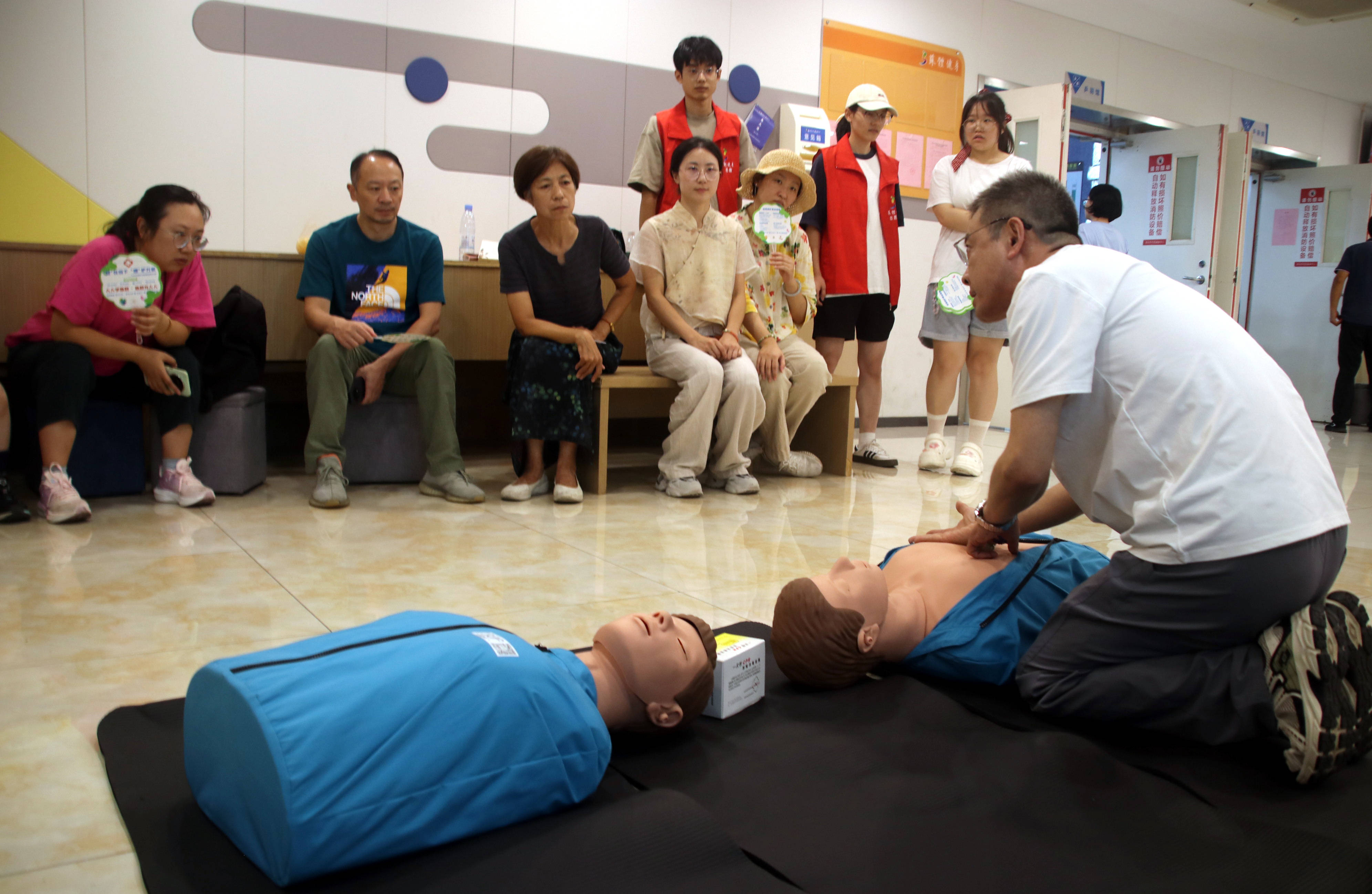 苏州大学体育学院“救”在当下“康”护万家志愿服务团队开展心肺复苏教学体验活动