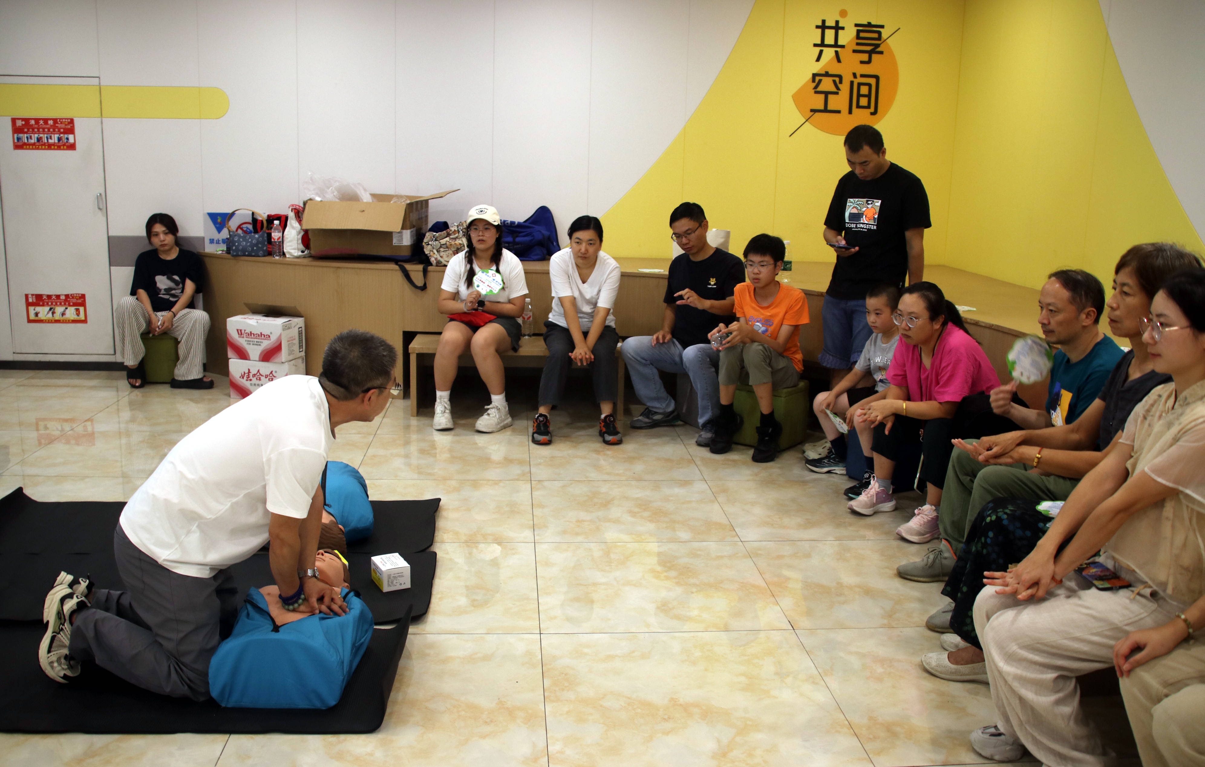 苏州大学体育学院“救”在当下“康”护万家志愿服务团队开展心肺复苏教学体验活动