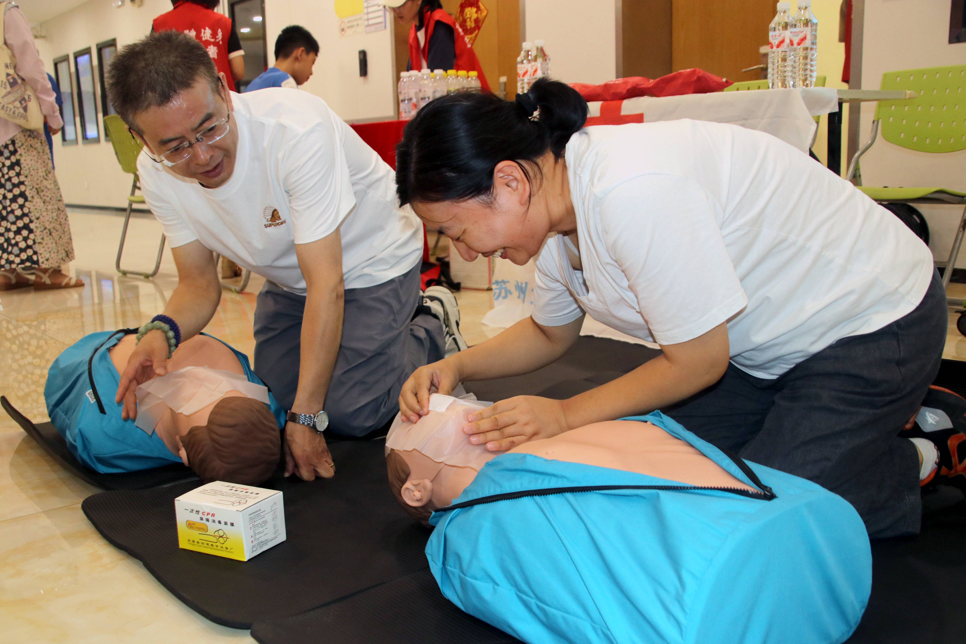 苏州大学体育学院“救”在当下“康”护万家志愿服务团队开展心肺复苏教学体验活动