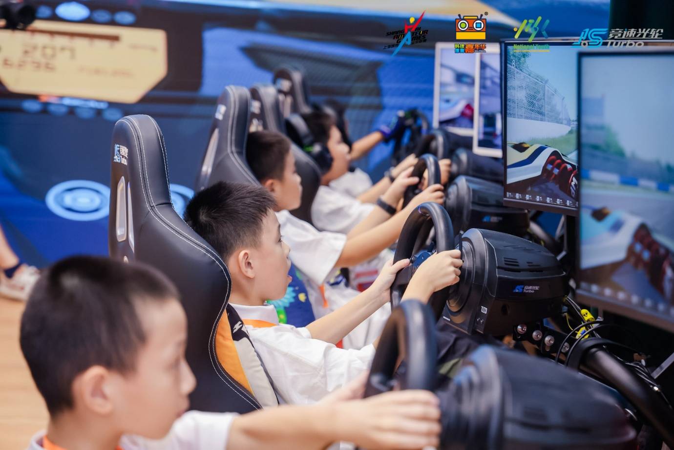 科技体育魅力绽放,虚拟赛车精彩绝伦!