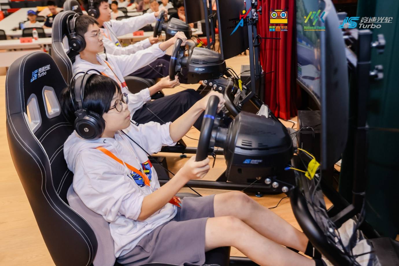 科技体育魅力绽放,虚拟赛车精彩绝伦!