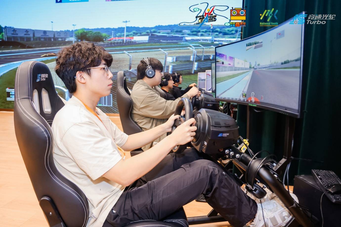 科技体育魅力绽放,虚拟赛车精彩绝伦!