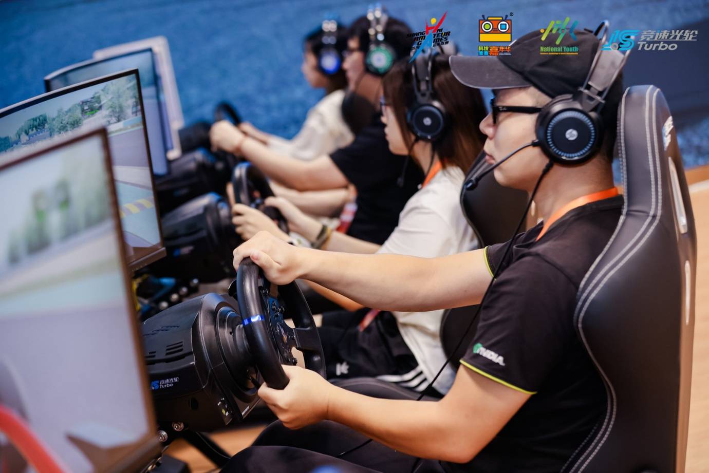 科技体育魅力绽放,虚拟赛车精彩绝伦!