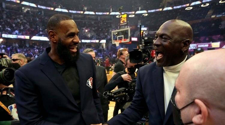 NBA新闻速递:哈登育儿心情、詹姆斯家中晚餐、杜兰特火箭生涯展望