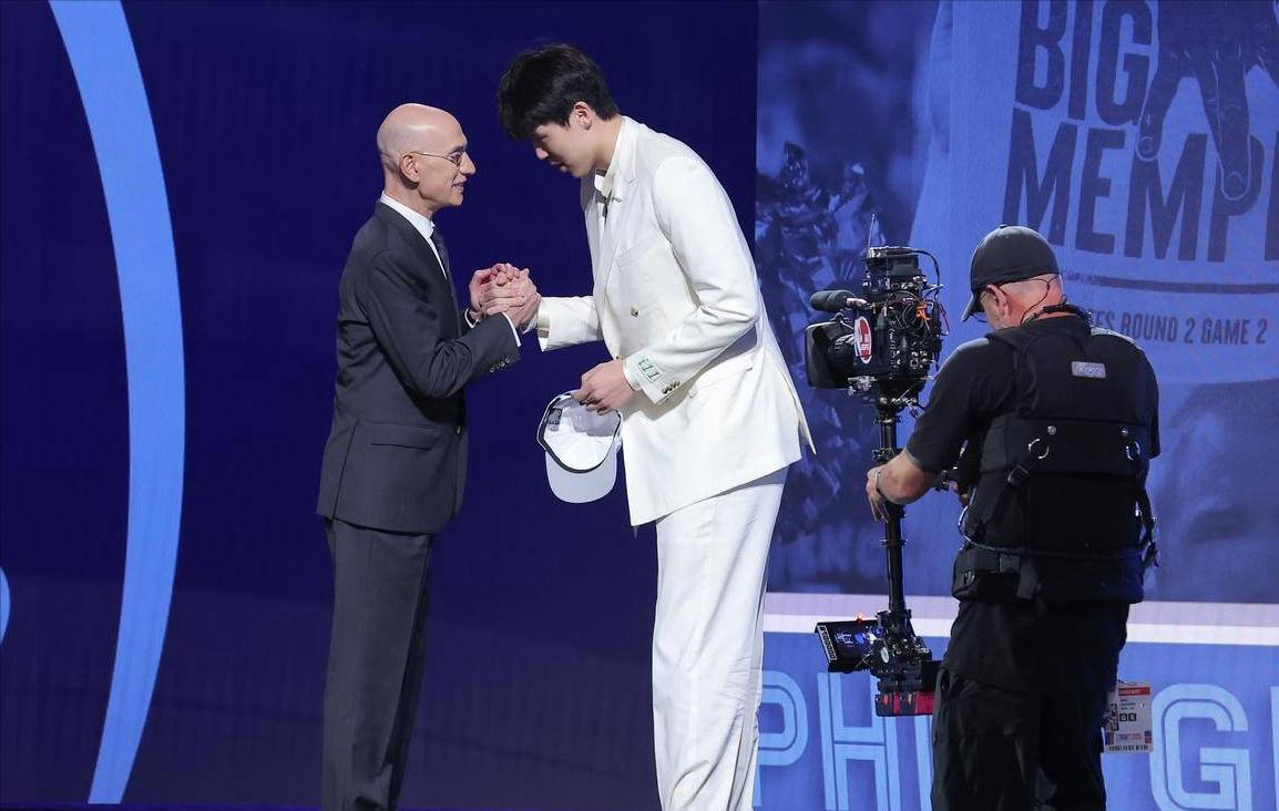 NBA休赛期新闻汇总:湖人签约曝光,勇士要价公布,快船展望争冠