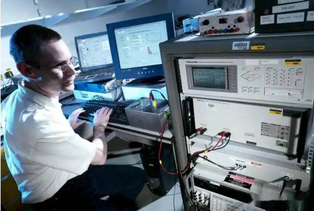 据央视新闻报道,美国国家安全局利用境外手机品牌短信服务漏洞,秘密网攻控制中国授时中心多名手机工作人员手机终端,窃取手机敏感资料