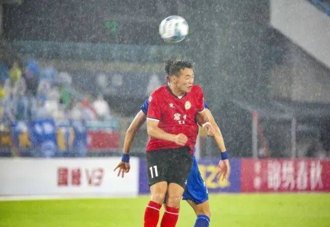 我的体育老师在踢“苏超”，节日快乐！