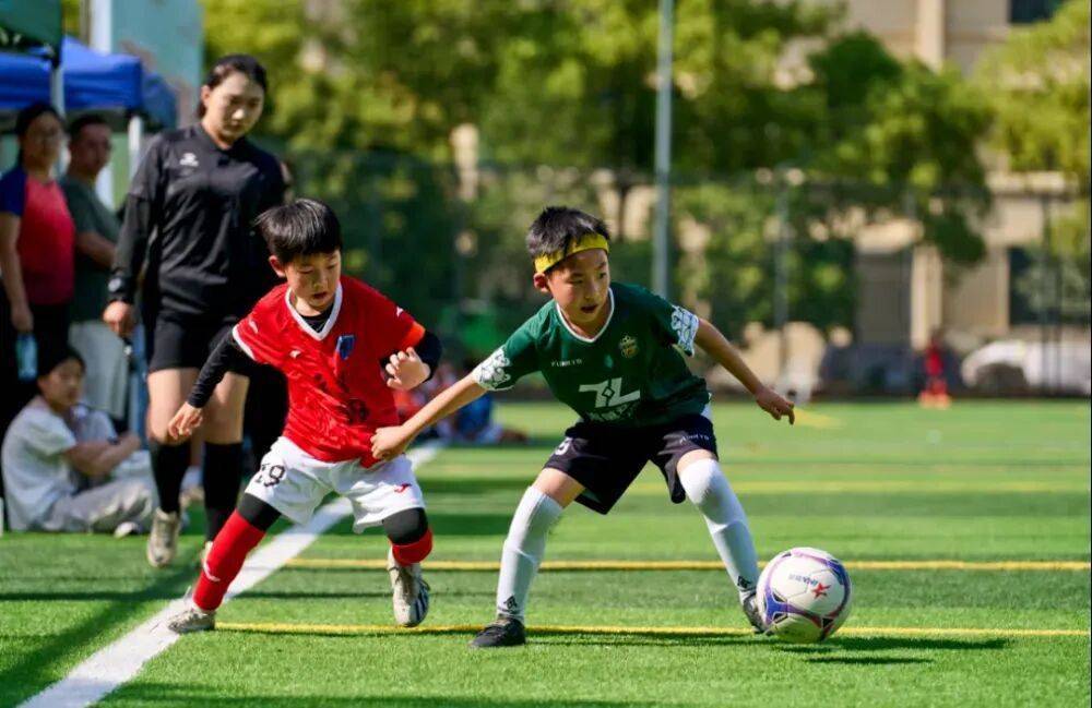 我的体育老师在踢“苏超”，节日快乐！