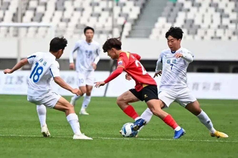 我的体育老师在踢“苏超”，节日快乐！