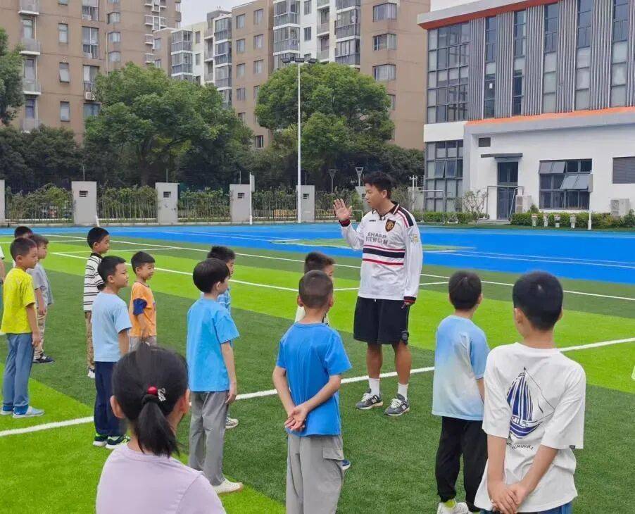 我的体育老师在踢“苏超”，节日快乐！