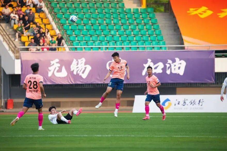 我的体育老师在踢“苏超”，节日快乐！