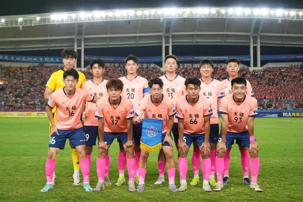 我的体育老师在踢“苏超”，节日快乐！