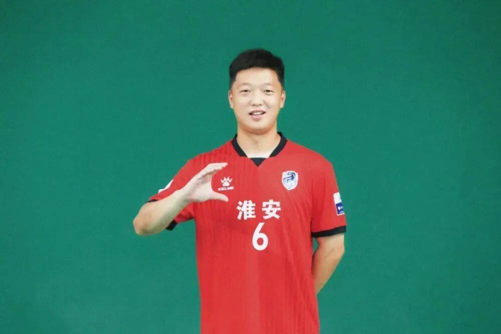 我的体育老师在踢“苏超”，节日快乐！