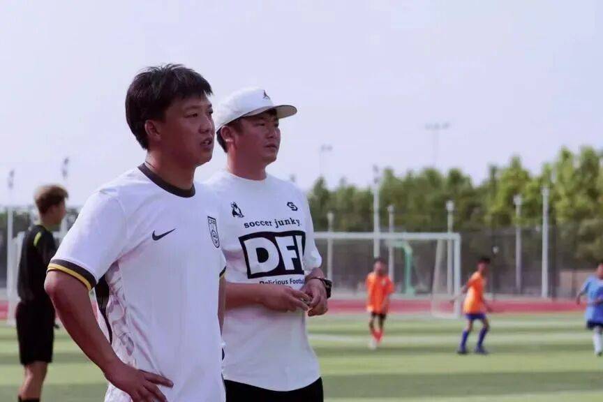 我的体育老师在踢“苏超”，节日快乐！