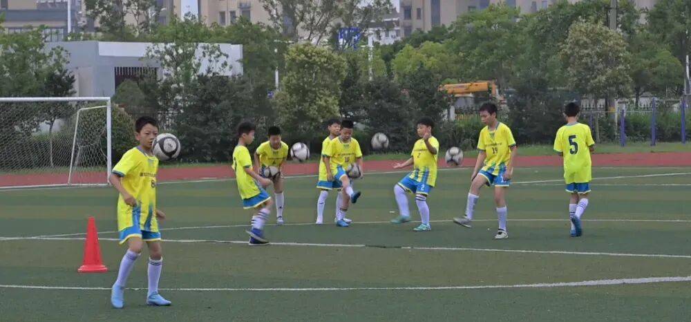 我的体育老师在踢“苏超”，节日快乐！
