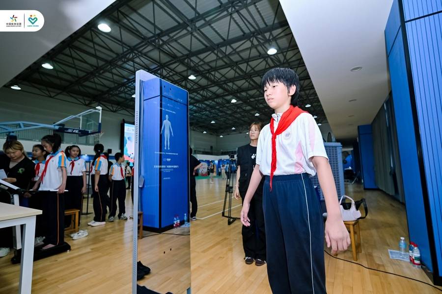 关注青少年体育发展与健康促进,“公益体彩 快乐操场”走进宝山